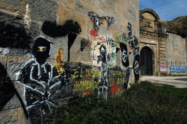 Las pintadas se solapan desde hace años en sus muros exteriores. El estado de dejadez es “absoluto”, dicen quienes suben a diario a lo alto de la cima del monte Ezkaba, declarado en noviembre de 2001 Bien de Interés Cultural.