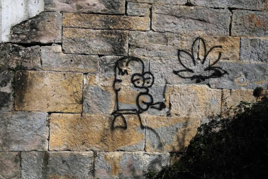 Las pintadas se solapan desde hace años en sus muros exteriores. El estado de dejadez es “absoluto”, dicen quienes suben a diario a lo alto de la cima del monte Ezkaba, declarado en noviembre de 2001 Bien de Interés Cultural.