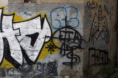 Las pintadas se solapan desde hace años en sus muros exteriores. El estado de dejadez es “absoluto”, dicen quienes suben a diario a lo alto de la cima del monte Ezkaba, declarado en noviembre de 2001 Bien de Interés Cultural.