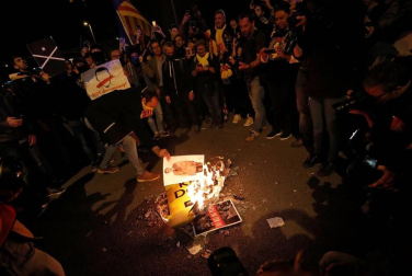 Las calles de la capital catalana acogieron quema de banderas y fotografías del Rey durante las protestas por la visita de los monarcas y la Princesa para un acto cultural en la capital condal.