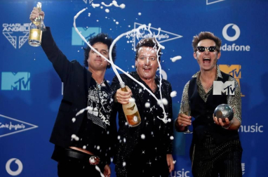 La gala de los European Music Awards (EMAs) fue otra noche de triunfo inusitado para la música española en los fueros de MTV gracias a Rosalía.