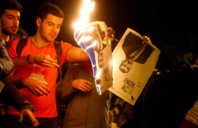 Las calles de la capital catalana acogieron quema de banderas y fotografías del Rey durante las protestas por la visita de los monarcas y la Princesa para un acto cultural en la capital condal.