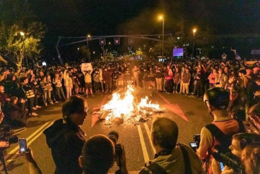 Las calles de la capital catalana acogieron quema de banderas y fotografías del Rey durante las protestas por la visita de los monarcas y la Princesa para un acto cultural en la capital condal.
