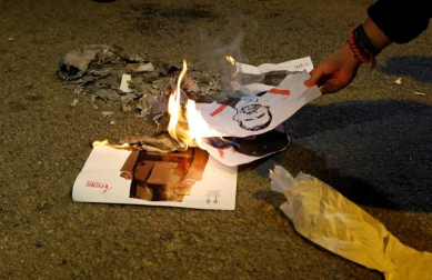 Las calles de la capital catalana acogieron quema de banderas y fotografías del Rey durante las protestas por la visita de los monarcas y la Princesa para un acto cultural en la capital condal.