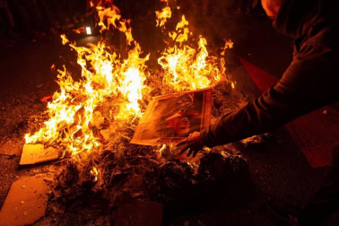 Las calles de la capital catalana acogieron quema de banderas y fotografías del Rey durante las protestas por la visita de los monarcas y la Princesa para un acto cultural en la capital condal.