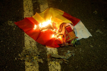 Las calles de la capital catalana acogieron quema de banderas y fotografías del Rey durante las protestas por la visita de los monarcas y la Princesa para un acto cultural en la capital condal.