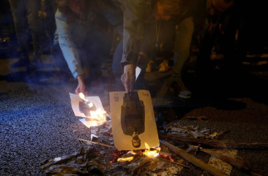 Las calles de la capital catalana acogieron quema de banderas y fotografías del Rey durante las protestas por la visita de los monarcas y la Princesa para un acto cultural en la capital condal.