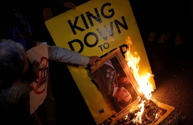 Las calles de la capital catalana acogieron quema de banderas y fotografías del Rey durante las protestas por la visita de los monarcas y la Princesa para un acto cultural en la capital condal.