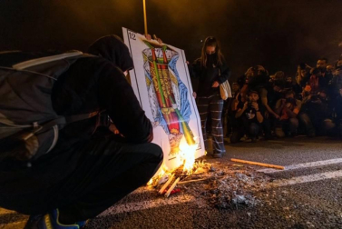 Las calles de la capital catalana acogieron quema de banderas y fotografías del Rey durante las protestas por la visita de los monarcas y la Princesa para un acto cultural en la capital condal.