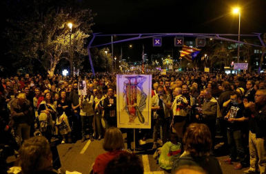 Las calles de la capital catalana acogieron quema de banderas y fotografías del Rey durante las protestas por la visita de los monarcas y la Princesa para un acto cultural en la capital condal.