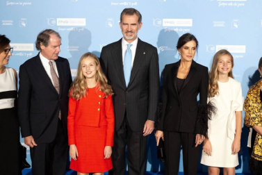 Las calles de la capital catalana acogieron quema de banderas y fotografías del Rey durante las protestas por la visita de los monarcas y la Princesa para un acto cultural en la capital condal.