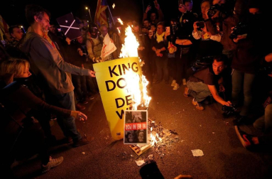 Las calles de la capital catalana acogieron quema de banderas y fotografías del Rey durante las protestas por la visita de los monarcas y la Princesa para un acto cultural en la capital condal.