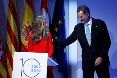 Las calles de la capital catalana acogieron quema de banderas y fotografías del Rey durante las protestas por la visita de los monarcas y la Princesa para un acto cultural en la capital condal.