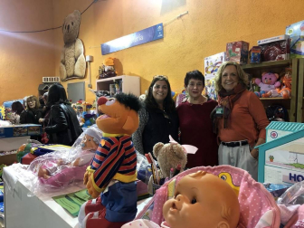 Como cada año la vieja estación de autobuses de Pamplona acoge esta cita solidaria hasta el próximo 10 de noviembre.  Algo más de 200 voluntarios, repartidos en veinte puestos, hacen posible que el evento celebre este año su 25 aniversario.