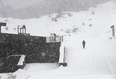 La zona de Larra-Belagua, en Roncal, ha amanecido este jueves con un espesor de nieve de unos 10 cm después de la nevada de esta noche. La cota de nieve, que se encuentra sobre los 1200-1400 metros, bajará hasta los 900-1000 metros en las próximas horas.