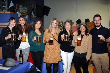 La sociedad La Previsión de Caparroso organizó el pasado fin de semana una cata de cuatro especialidades de cerveza Paulaner, a la que siguió una cena gourmet servida por Basque Truck 'Gastro Street Food'. La jornada gastronómica finalizó con un doble concierto a cargo del grupo Lord Byron al que siguió DJ Resident 'Isi'.