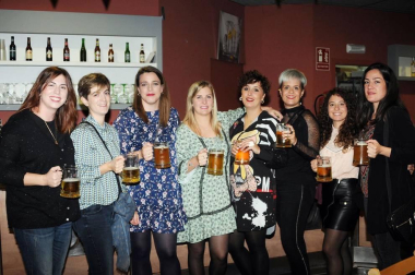 La sociedad La Previsión de Caparroso organizó el pasado fin de semana una cata de cuatro especialidades de cerveza Paulaner, a la que siguió una cena gourmet servida por Basque Truck 'Gastro Street Food'. La jornada gastronómica finalizó con un doble concierto a cargo del grupo Lord Byron al que siguió DJ Resident 'Isi'.