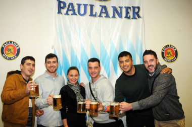 La sociedad La Previsión de Caparroso organizó el pasado fin de semana una cata de cuatro especialidades de cerveza Paulaner, a la que siguió una cena gourmet servida por Basque Truck 'Gastro Street Food'. La jornada gastronómica finalizó con un doble concierto a cargo del grupo Lord Byron al que siguió DJ Resident 'Isi'.
