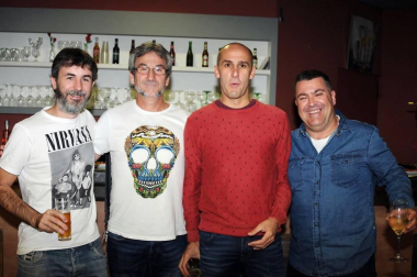 La sociedad La Previsión de Caparroso organizó el pasado fin de semana una cata de cuatro especialidades de cerveza Paulaner, a la que siguió una cena gourmet servida por Basque Truck 'Gastro Street Food'. La jornada gastronómica finalizó con un doble concierto a cargo del grupo Lord Byron al que siguió DJ Resident 'Isi'.