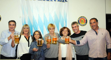 La sociedad La Previsión de Caparroso organizó el pasado fin de semana una cata de cuatro especialidades de cerveza Paulaner, a la que siguió una cena gourmet servida por Basque Truck 'Gastro Street Food'. La jornada gastronómica finalizó con un doble concierto a cargo del grupo Lord Byron al que siguió DJ Resident 'Isi'.