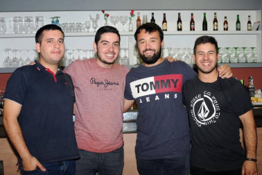 La sociedad La Previsión de Caparroso organizó el pasado fin de semana una cata de cuatro especialidades de cerveza Paulaner, a la que siguió una cena gourmet servida por Basque Truck 'Gastro Street Food'. La jornada gastronómica finalizó con un doble concierto a cargo del grupo Lord Byron al que siguió DJ Resident 'Isi'.