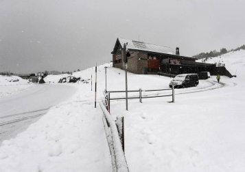 La zona de Larra-Belagua, en Roncal, ha amanecido este jueves con un espesor de nieve de unos 10 cm después de la nevada de esta noche. La cota de nieve, que se encuentra sobre los 1200-1400 metros, bajará hasta los 900-1000 metros en las próximas horas.