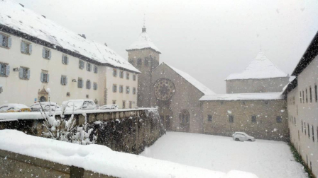 La zona de Larra-Belagua, en Roncal, ha amanecido este jueves con un espesor de nieve de unos 10 cm después de la nevada de esta noche. La cota de nieve, que se encuentra sobre los 1200-1400 metros, bajará hasta los 900-1000 metros en las próximas horas.