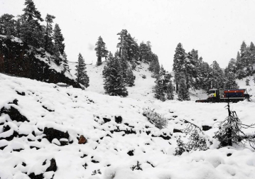 La zona de Larra-Belagua, en Roncal, ha amanecido este jueves con un espesor de nieve de unos 10 cm después de la nevada de esta noche. La cota de nieve, que se encuentra sobre los 1200-1400 metros, bajará hasta los 900-1000 metros en las próximas horas.