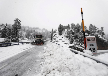 La zona de Larra-Belagua, en Roncal, ha amanecido este jueves con un espesor de nieve de unos 10 cm después de la nevada de esta noche. La cota de nieve, que se encuentra sobre los 1200-1400 metros, bajará hasta los 900-1000 metros en las próximas horas.