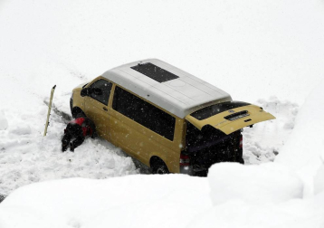 La zona de Larra-Belagua, en Roncal, ha amanecido este jueves con un espesor de nieve de unos 10 cm después de la nevada de esta noche. La cota de nieve, que se encuentra sobre los 1200-1400 metros, bajará hasta los 900-1000 metros en las próximas horas.