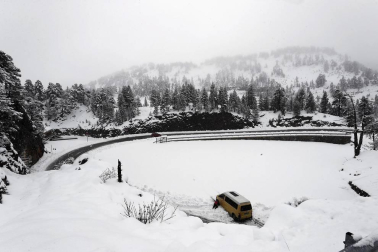 La zona de Larra-Belagua, en Roncal, ha amanecido este jueves con un espesor de nieve de unos 10 cm después de la nevada de esta noche. La cota de nieve, que se encuentra sobre los 1200-1400 metros, bajará hasta los 900-1000 metros en las próximas horas.