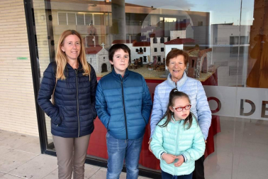 Spasmo Teatro presentó el pasado domingo una obra infantil especialmente dirigida a un público familiar. Este espectáculo llevó a los asistentes de viaje por los rincones más lejanos del mundo. Una cita ineludible para los vecinos de Ribaforada, que disfrutaron de una experiencia divertida y emocionante.