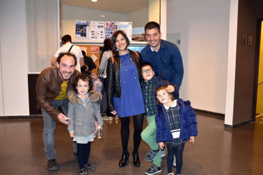Spasmo Teatro presentó el pasado domingo una obra infantil especialmente dirigida a un público familiar. Este espectáculo llevó a los asistentes de viaje por los rincones más lejanos del mundo. Una cita ineludible para los vecinos de Ribaforada, que disfrutaron de una experiencia divertida y emocionante.
