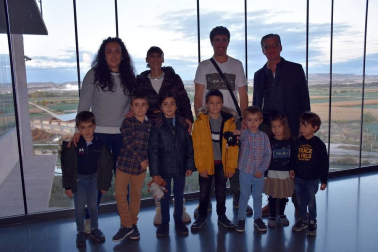 Spasmo Teatro presentó el pasado domingo una obra infantil especialmente dirigida a un público familiar. Este espectáculo llevó a los asistentes de viaje por los rincones más lejanos del mundo. Una cita ineludible para los vecinos de Ribaforada, que disfrutaron de una experiencia divertida y emocionante.