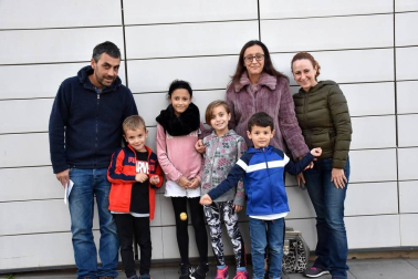 Spasmo Teatro presentó el pasado domingo una obra infantil especialmente dirigida a un público familiar. Este espectáculo llevó a los asistentes de viaje por los rincones más lejanos del mundo. Una cita ineludible para los vecinos de Ribaforada, que disfrutaron de una experiencia divertida y emocionante.