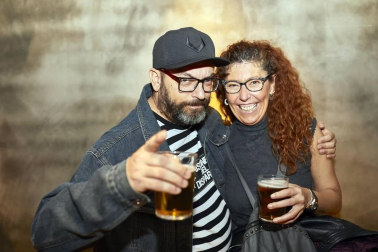 Con todas las entradas agotadas, la sala Zentral de Pamplona acogió en su escenario al grupo La M.O.D.A. (acrónimo de La Maravillosa Orquesta del Alcohol) que hizo vibrar a sus seguidores con su particular fusión de estilos. Una vez más, la  banda demostró que es en los directos donde muestra lo mejor de su música.