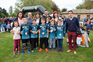 La carrera nocturna 'Las murallas de Pamplona' se ha convertido en una de las citas deportivas y festivas más esperadas de la capital navarra. Además de las tres distancias dedicadas a los adultos, la mañana del 1 de noviembre los atletas cedieron el protagonismo a los más pequeños, que se atrevieron con la 'Carrera pirata'.