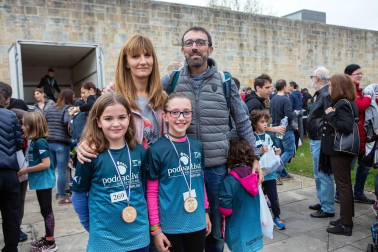 La carrera nocturna 'Las murallas de Pamplona' se ha convertido en una de las citas deportivas y festivas más esperadas de la capital navarra. Además de las tres distancias dedicadas a los adultos, la mañana del 1 de noviembre los atletas cedieron el protagonismo a los más pequeños, que se atrevieron con la 'Carrera pirata'.