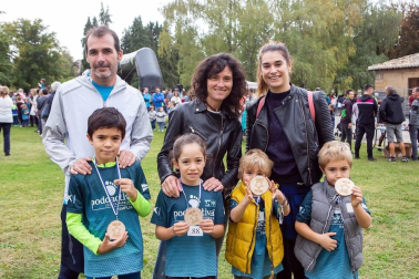 La carrera nocturna 'Las murallas de Pamplona' se ha convertido en una de las citas deportivas y festivas más esperadas de la capital navarra. Además de las tres distancias dedicadas a los adultos, la mañana del 1 de noviembre los atletas cedieron el protagonismo a los más pequeños, que se atrevieron con la 'Carrera pirata'.