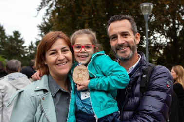 La carrera nocturna 'Las murallas de Pamplona' se ha convertido en una de las citas deportivas y festivas más esperadas de la capital navarra. Además de las tres distancias dedicadas a los adultos, la mañana del 1 de noviembre los atletas cedieron el protagonismo a los más pequeños, que se atrevieron con la 'Carrera pirata'.