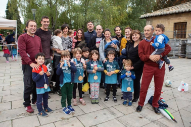 La carrera nocturna 'Las murallas de Pamplona' se ha convertido en una de las citas deportivas y festivas más esperadas de la capital navarra. Además de las tres distancias dedicadas a los adultos, la mañana del 1 de noviembre los atletas cedieron el protagonismo a los más pequeños, que se atrevieron con la 'Carrera pirata'.