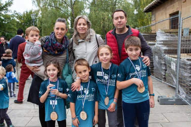La carrera nocturna 'Las murallas de Pamplona' se ha convertido en una de las citas deportivas y festivas más esperadas de la capital navarra. Además de las tres distancias dedicadas a los adultos, la mañana del 1 de noviembre los atletas cedieron el protagonismo a los más pequeños, que se atrevieron con la 'Carrera pirata'.