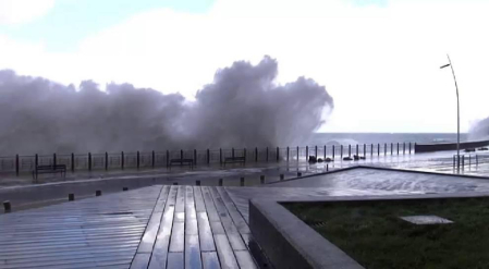 Grandes olas, viento y frío salpican la península