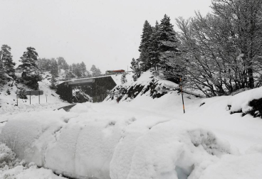 La zona de Larra-Belagua, en Roncal, ha amanecido este jueves con un espesor de nieve de unos 10 cm después de la nevada de esta noche. La cota de nieve, que se encuentra sobre los 1200-1400 metros, bajará hasta los 900-1000 metros en las próximas horas.