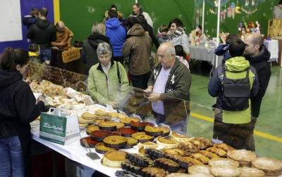 La feria de artesanía recuperó algunas tradiciones de Navarra y se llevó el protagonismo en esta jornada de fiestas en Irurtzun, pero los visitantes también pudieron disfrutar de una obra de teatro y participar en un concurso de repostería
