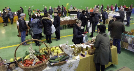La feria de artesanía recuperó algunas tradiciones de Navarra y se llevó el protagonismo en esta jornada de fiestas en Irurtzun, pero los visitantes también pudieron disfrutar de una obra de teatro y participar en un concurso de repostería