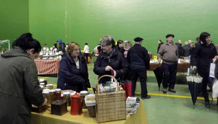 La feria de artesanía recuperó algunas tradiciones de Navarra y se llevó el protagonismo en esta jornada de fiestas en Irurtzun, pero los visitantes también pudieron disfrutar de una obra de teatro y participar en un concurso de repostería