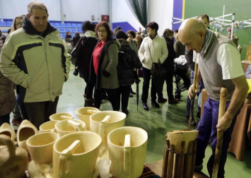 La feria de artesanía recuperó algunas tradiciones de Navarra y se llevó el protagonismo en esta jornada de fiestas en Irurtzun, pero los visitantes también pudieron disfrutar de una obra de teatro y participar en un concurso de repostería