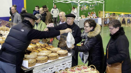 La feria de artesanía recuperó algunas tradiciones de Navarra y se llevó el protagonismo en esta jornada de fiestas en Irurtzun, pero los visitantes también pudieron disfrutar de una obra de teatro y participar en un concurso de repostería