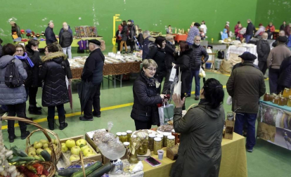 La feria de artesanía recuperó algunas tradiciones de Navarra y se llevó el protagonismo en esta jornada de fiestas en Irurtzun, pero los visitantes también pudieron disfrutar de una obra de teatro y participar en un concurso de repostería